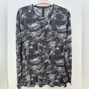 Brand New 🔥 Lululemon Black and Gray Long Sleeve Tee. Never Worn.⭐️⭐️⭐️